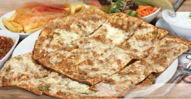 Kıymalı Kaşarlı Pide
