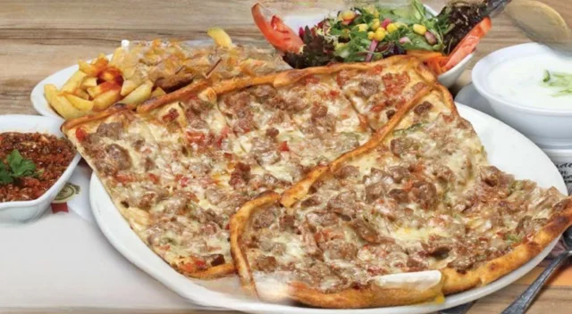 Kuşbaşılı Kaşarlı Pide